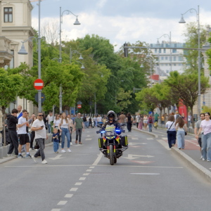 Motorcyclist in front of an ambulance to quickly spot an emergency